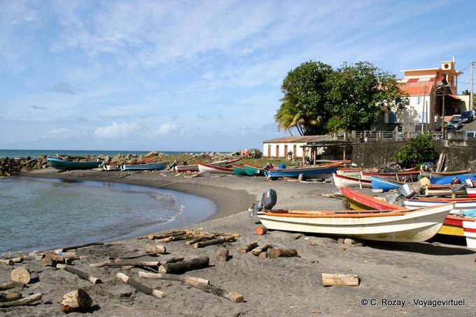 La playa del puerto, el lado de la ciudad del mundo, Grand'Rivière - Martinica