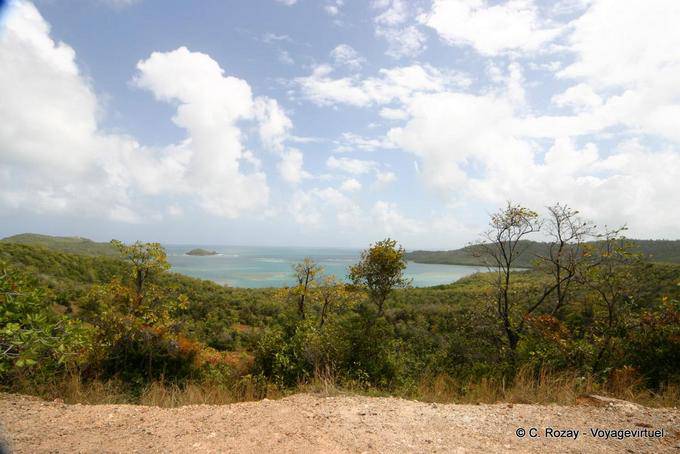 Vista de la bahía del Tesoro desde las alturas de Château Dubuc, La Caravelle - Martinica