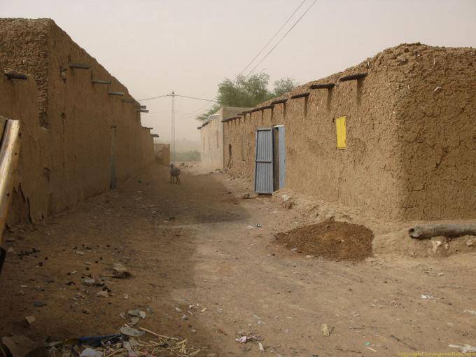 La calle casi vacía M'bout, Mauritania