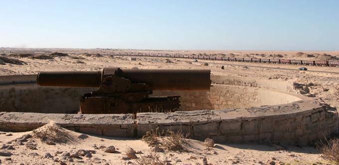 El barril y el tren enarenado, Nouadhibou, Mauritania
