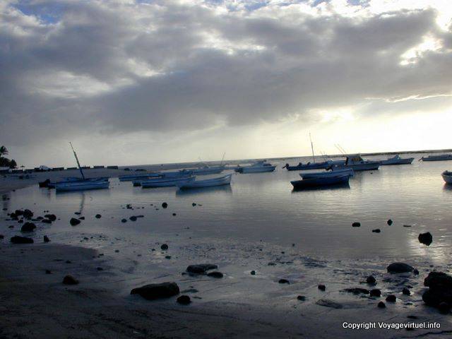 Barcos en el puerto durante la marea baja, Flic en Flac, Mauricio.