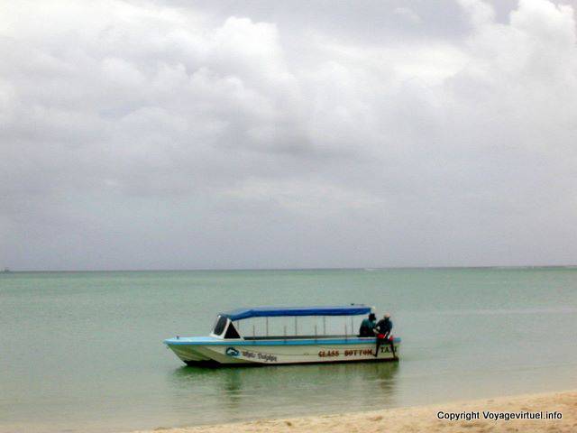 Barco en la playa de Le Morne, Mauricio.