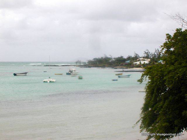 Pequeño puerto en la lluvia, Mauricio.