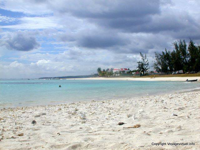 La hermosa playa de Flic en Flac, Mauricio.