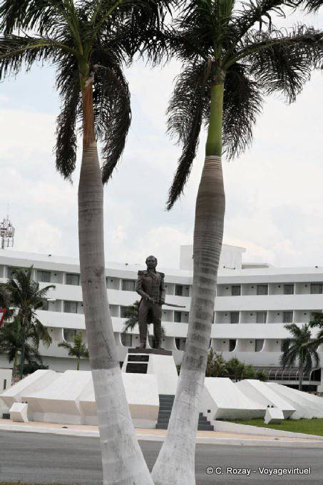 Estatua entre palmas, Avenida Adolfo Cortines Campeche - Mexico