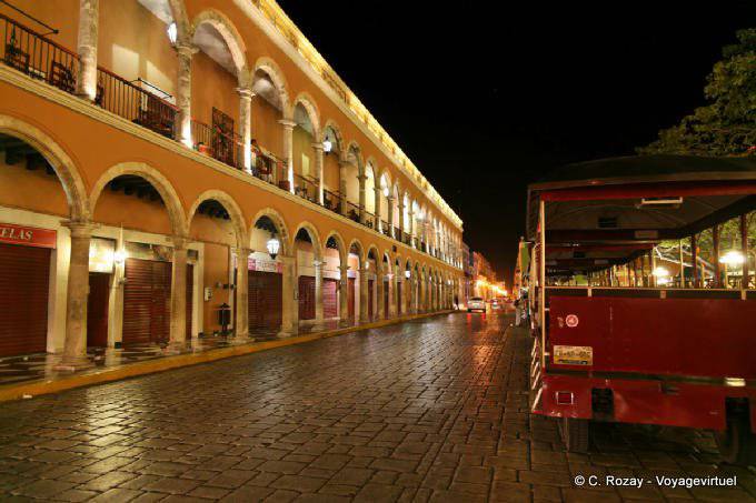 Arcadas, Calle del Comercio, Campeche por la noche - Mexico