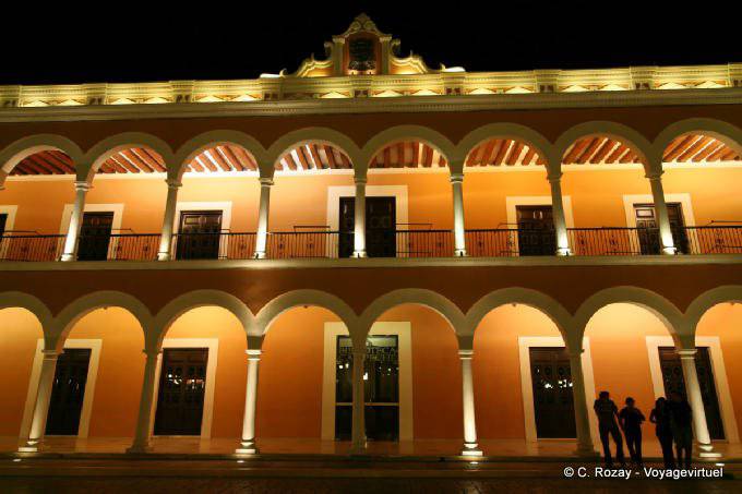 La biblioteca, plaza de la República, Campeche por la noche - Mexico