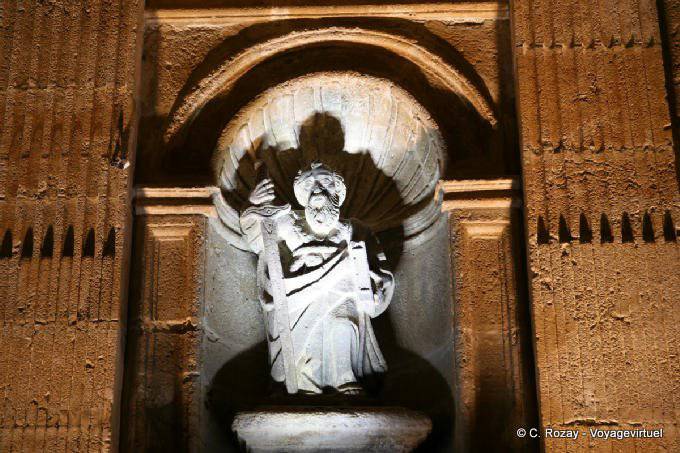 Estatua en la fachada de la catedral, Campeche por la noche - Mexico