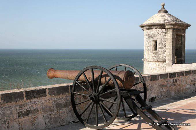 Canon frente al mar, el Fuerte de San Miguel, Campeche - Mexico