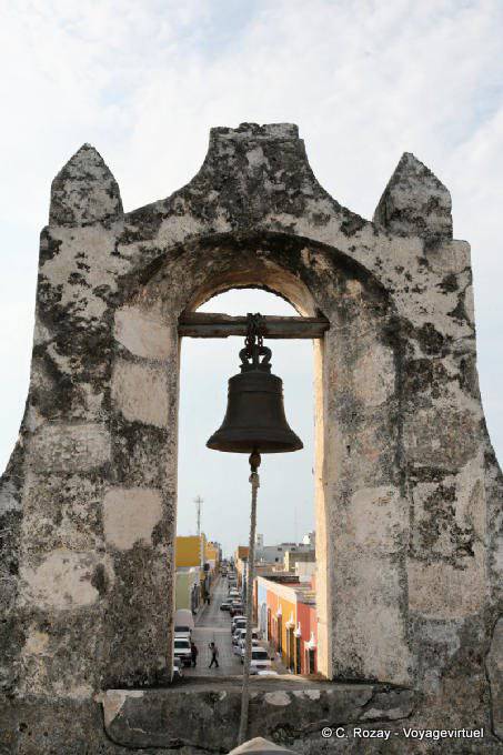 La campana de la Puerta de Tierra, Campeche - Mexico
