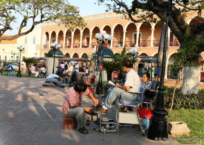 Limpiabotas, Plaza de la Independencia, Campeche - Mexico