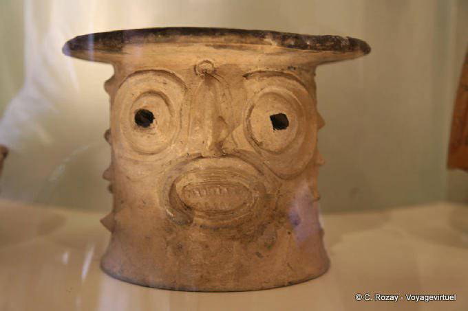 Ejemplo de cerámica maya, Museo Arqueología Maya, Campeche - Mexico