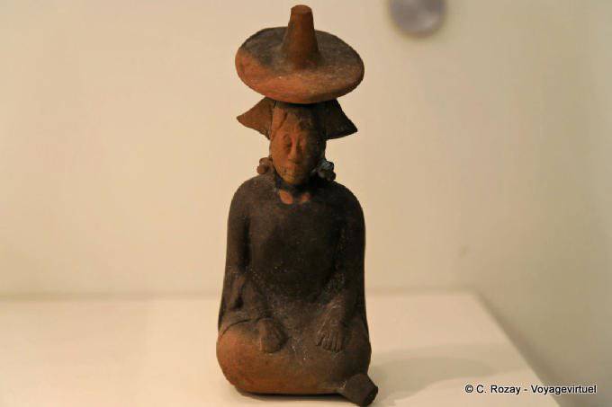 Estatuilla que lleva un sombrero tradicional, Museo Arqueología Maya, Campeche - Mexico