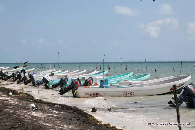 Los barcos de motor de alineación, Puerto Juárez, Cancún - Mexico