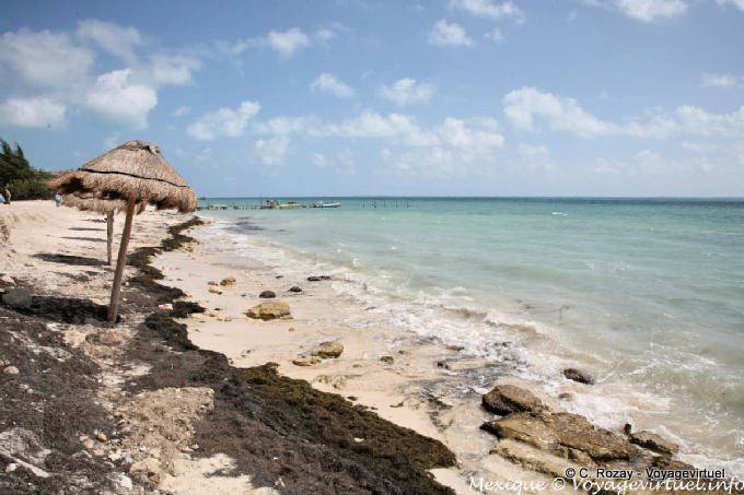 Sombrillas en la playa, Puerto Juárez - Mexico
