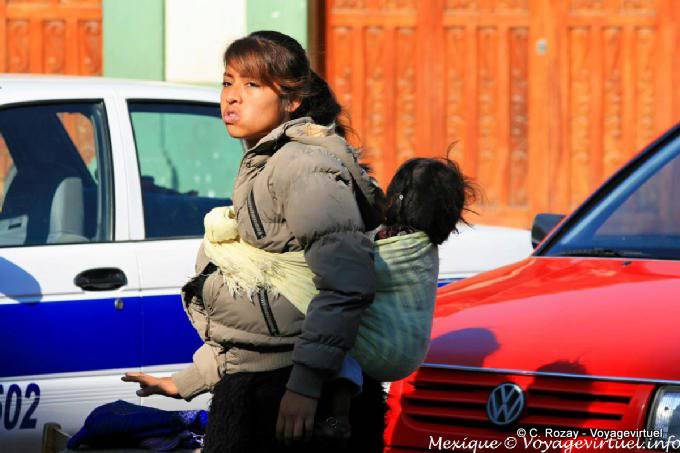 Mujer joven que lleva a un niño a la espalda, Chiapas - Mexico