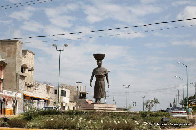 Estatua bienvenida Ocosingo, carretera Palenque, Chiapas - Mexico