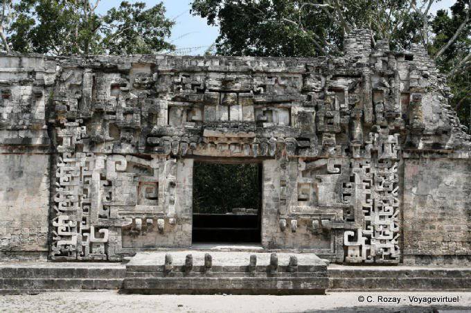 Estructura de entrada II Chicanná - Mexico