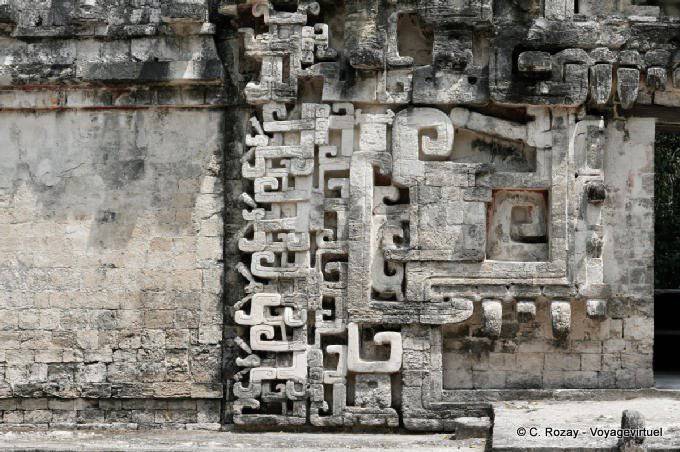 Chicanná, detalle en esculturas decorativas de la estructura II - Mexico