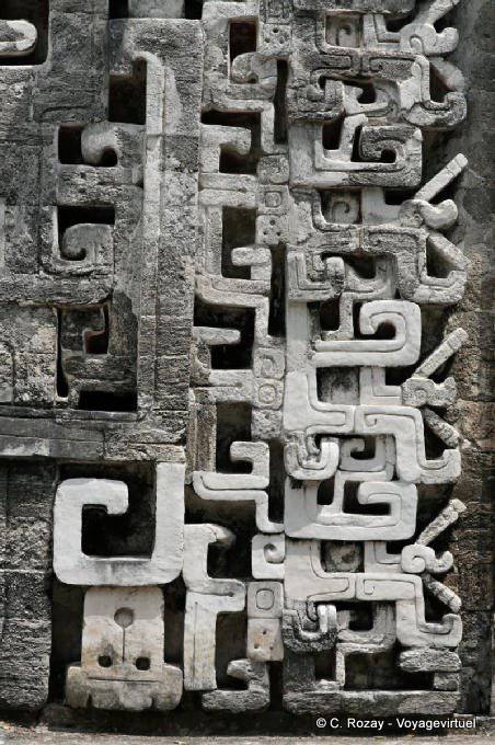 Chicanna parte derecha de la entrada de la estructura II - Mexico