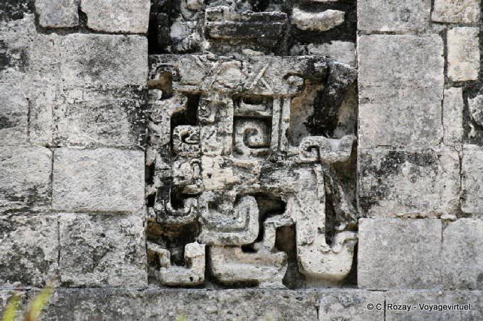 Retail enreda en la casa de la boca de la serpiente, Chicanná - Mexico