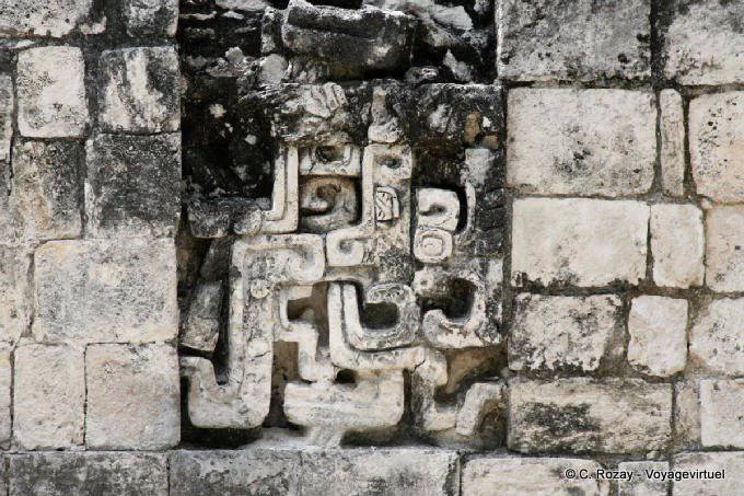 Escultura en la casa de la boca de la serpiente, Chicanná - Mexico