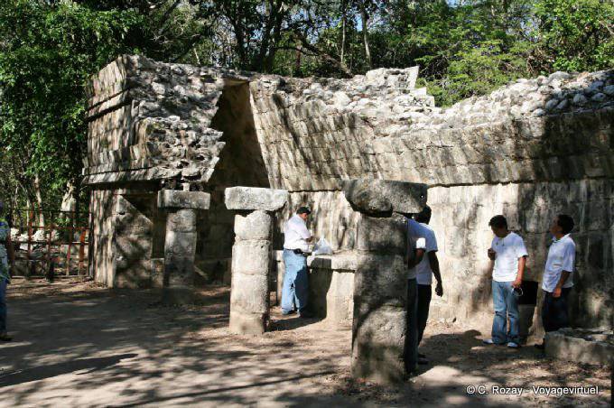 Esperando a la sombra de las ruinas, Chichen Itza - Mexico