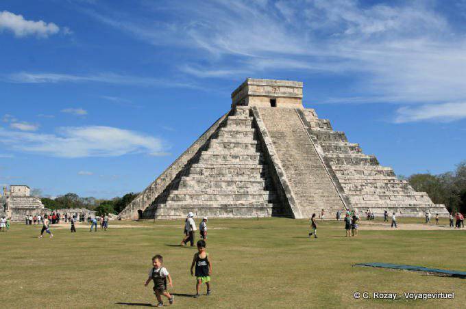 Niños en la hierba, Pirámide de Kukulcán, Chichén Itzá - Mexico