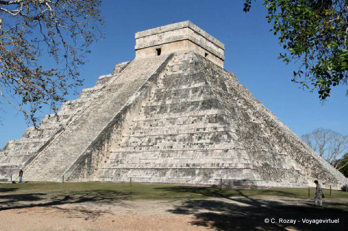 Castillo, otra vista de la famosa pirámide de Kukulkan, Chichen Itza - Mexico