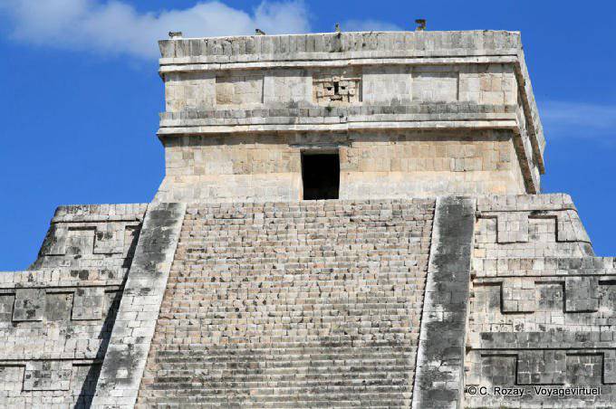 Templo superior del Castillo, el Templo de Kukulcán, Chichén Itzá - Mexico