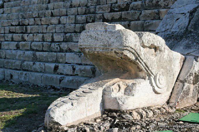 La cabeza de la serpiente, al pie de la Pirámide de Kukulcán, Chichén Itzá - Mexico