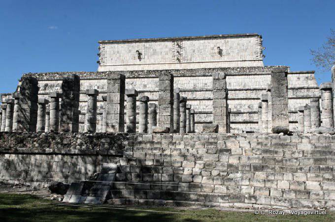 En el lado del templo de los guerreros, Chichen Itza - Mexico