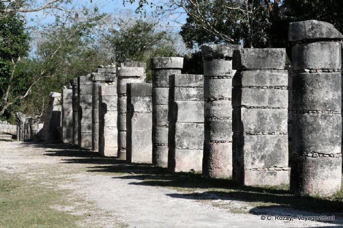 Una mezcla de columnas redondas y rectangulares, lugar de las Mil Columnas, Chichén Itzá - Mexico