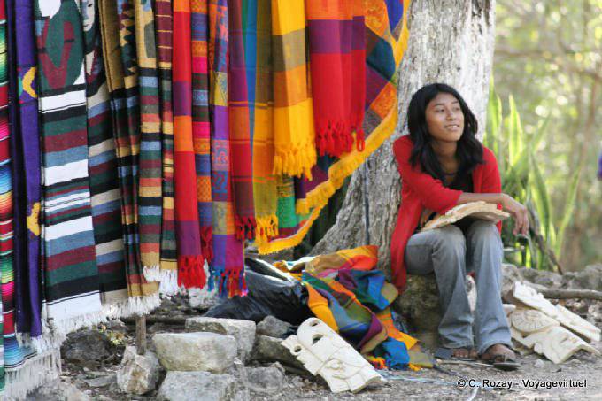 Pañuelos de colores, la chica al pie del árbol, Chichén Itzá - Mexico