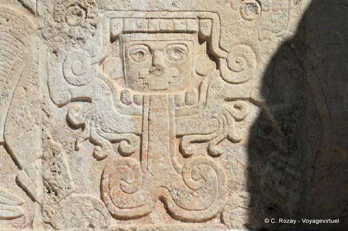 El hombre que sale de la boca de una serpiente emplumada, el alivio, la plataforma de Venus, en Chichén Itzá - Mexico