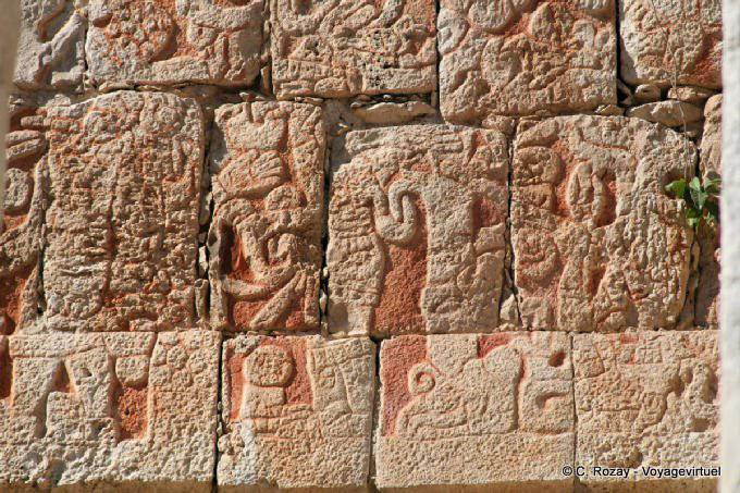 Concéntrese en esculturas de color, Templo del Hombre Con Barba, Chichen Itza - Mexico