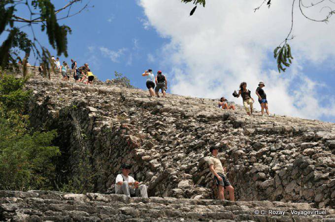 Turistas en la pendiente, Nohoch Mul, Coba - Mexico
