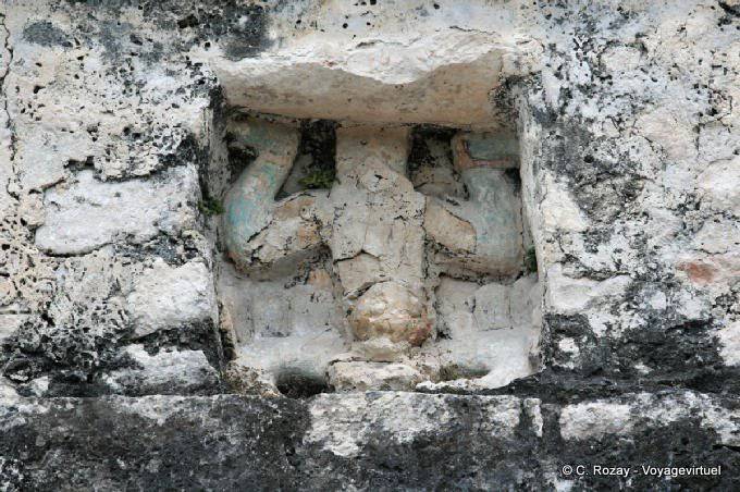 Centrarse en un Atlas apoyar el templo Nohoch Mul, Coba - Mexico