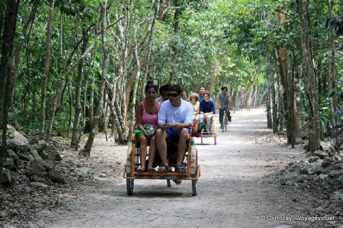 Triciclo con conductor para la visita de Coba - Mexico