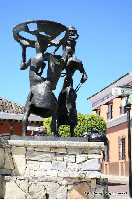 Estatua moderna en una plaza de Comitán, Chiapas - Mexico