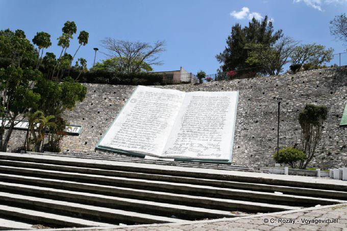 Libro de Pedro, monumento a la independencia de la ciudad, Comitán - Mexico