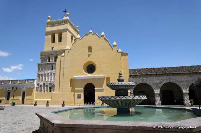 Fuente delante de la iglesia de Santo Domingo, Comitán - Mexico