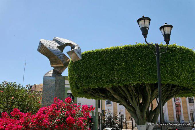 Corte de árboles y escultura, Zócalo Comitán de Domínguez, Chiapas - Mexico