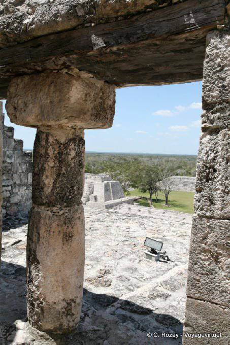 Columna bajo el pórtico, Estructura de los Cinco Niveles Edzná - Mexico