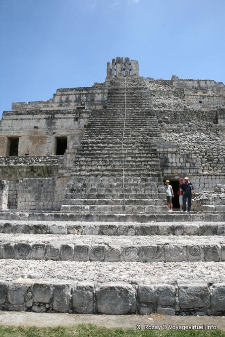 Alfombra roja del edificio Los 5 pisos, Edzná - Mexico