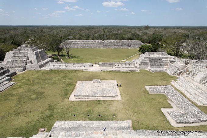 Monumentos que rodean la plaza principal de la Gran Acrópolis, Edzná - Mexico