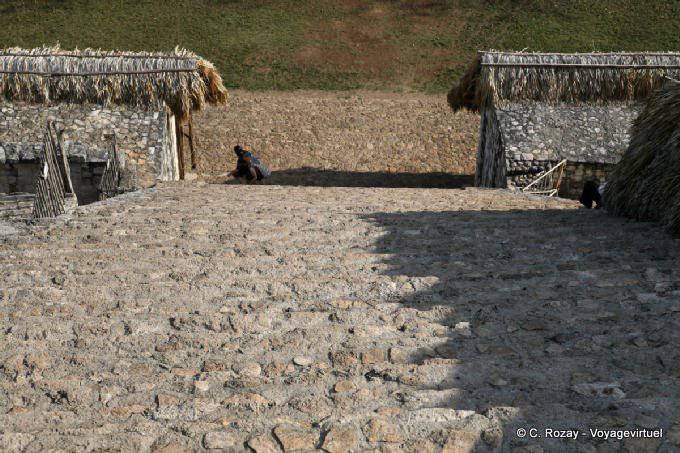 La escalera hacia abajo desde la Acrópolis, Ek Balam - Mexico