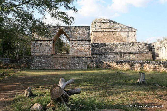 El arco maya antes de un prismáticos pirámides Ek Balam - Mexico
