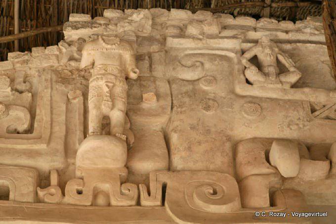 El lado izquierdo de la fachada de estuco de la Gran Acrópolis, Altar Jaguar, Ek Balam - Mexico