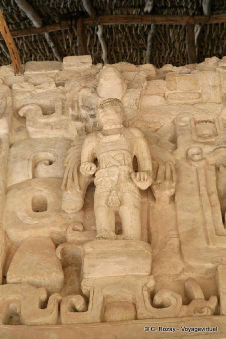 Estuco guerrero llevaba un fondo máscaras penacho de plumas, Jaguar Altar, Ek Balam - Mexico